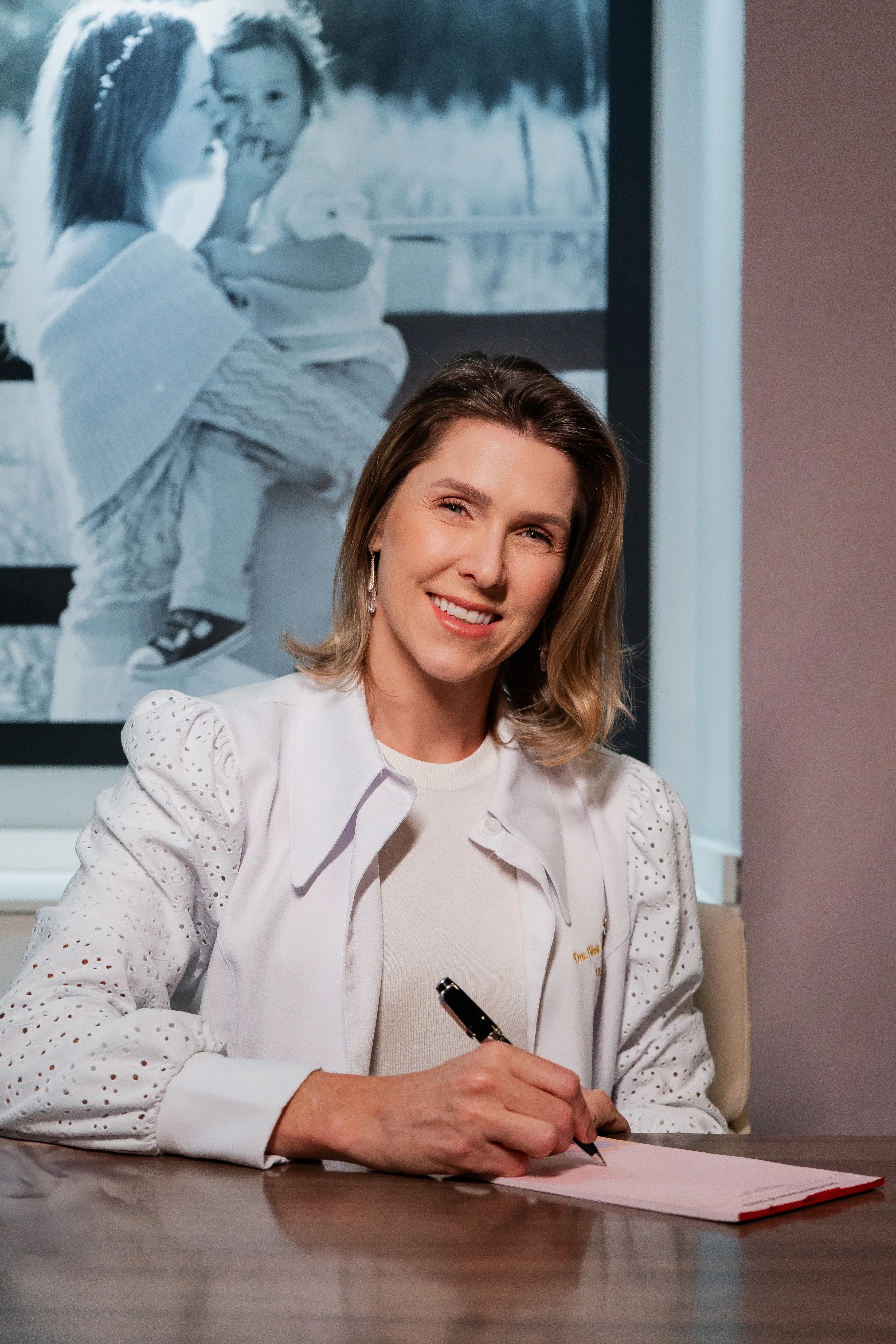 Dra Flávia Pasquinelli, cardiopediatra em seu consultório